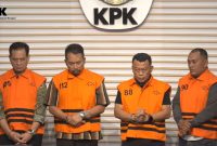 Bupati Ponorogo non-aktif, Sugiri Sancoko (kedua dari kanan) ditetapkan tersangka kasus dugaan korupsi yang mencakup tiga klaster di lingkungan Pemkab Ponorogo. Foto: Ist.