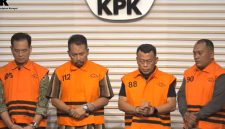 Bupati Ponorogo non-aktif, Sugiri Sancoko (kedua dari kanan) ditetapkan tersangka kasus dugaan korupsi yang mencakup tiga klaster di lingkungan Pemkab Ponorogo. Foto: Ist.