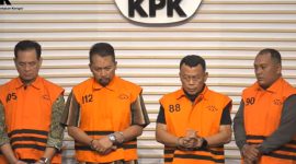Bupati Ponorogo non-aktif, Sugiri Sancoko (kedua dari kanan) ditetapkan tersangka kasus dugaan korupsi yang mencakup tiga klaster di lingkungan Pemkab Ponorogo. Foto: Ist.