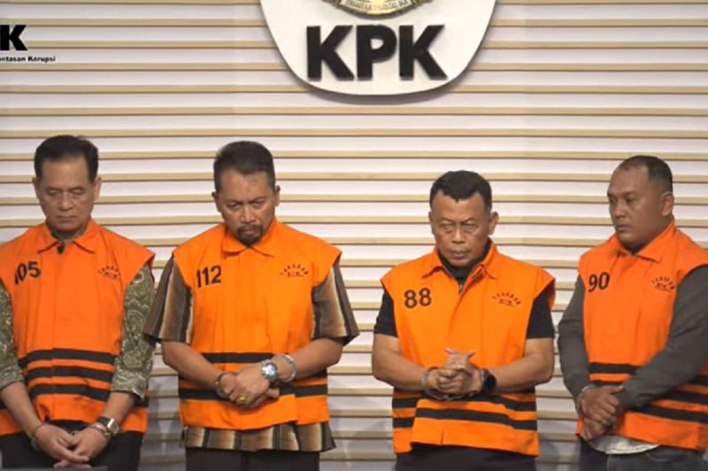 Bupati Ponorogo non-aktif, Sugiri Sancoko (kedua dari kanan) ditetapkan tersangka kasus dugaan korupsi yang mencakup tiga klaster di lingkungan Pemkab Ponorogo. Foto: Ist.