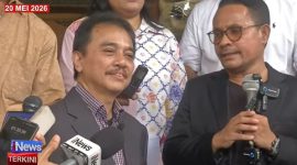 Kuasa hukum Roy Suryo, Abdul Gafur Sangadji (kanan), memberikan keterangan pers di Polda Metro Jaya, Rabu (20/5/2026). Ia mengonfirmasi bahwa pihaknya telah resmi melaporkan Rismon Sianipar, istri, serta timnya atas dugaan pemalsuan dokumen berupa nomor ISBN pada buku Gibran End Game cetakan pertama, dengan melampirkan Pasal 391 KUHP sebagai dasar hukum laporan. Foto: Ist.