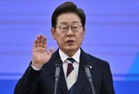 Presiden Korea Selatan Lee Jae Myung berbicara dalam sebuah acara resmi. Ia meluapkan kemarahan atas penangkapan dua warga negaranya yang bergabung dalam misi kemanusiaan Global Sumud Flotilla ke Gaza oleh pasukan Israel. Lee menilai tindakan itu tidak manusiawi, sekaligus mengingatkan status Perdana Menteri Israel Benjamin Netanyahu yang telah memiliki surat perintah penangkapan dari Pengadilan Kriminal Internasional atas dugaan kejahatan perang. Foto: Ist.