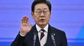 Presiden Korea Selatan Lee Jae Myung berbicara dalam sebuah acara resmi. Ia meluapkan kemarahan atas penangkapan dua warga negaranya yang bergabung dalam misi kemanusiaan Global Sumud Flotilla ke Gaza oleh pasukan Israel. Lee menilai tindakan itu tidak manusiawi, sekaligus mengingatkan status Perdana Menteri Israel Benjamin Netanyahu yang telah memiliki surat perintah penangkapan dari Pengadilan Kriminal Internasional atas dugaan kejahatan perang. Foto: Ist.