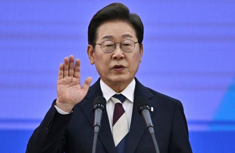 Presiden Korea Selatan Lee Jae Myung berbicara dalam sebuah acara resmi. Ia meluapkan kemarahan atas penangkapan dua warga negaranya yang bergabung dalam misi kemanusiaan Global Sumud Flotilla ke Gaza oleh pasukan Israel. Lee menilai tindakan itu tidak manusiawi, sekaligus mengingatkan status Perdana Menteri Israel Benjamin Netanyahu yang telah memiliki surat perintah penangkapan dari Pengadilan Kriminal Internasional atas dugaan kejahatan perang. Foto: Ist.