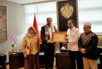 Momen pertemuan antara Menteri Kebudayaan Fadli Zon dengan delegasi kemanusiaan Palestina yang dipimpin Taysir Hamdan Sulaiman di kantor Kemenbud, Jakarta Pusat, Selasa (5/5/2026). Dalam kesempatan tersebut, mereka membahas rencana pembangunan Museum Genosida dan bantuan pendidikan, serta ditutup dengan pertukaran cenderamata. Foto: Ist.