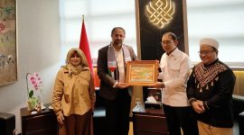 Momen pertemuan antara Menteri Kebudayaan Fadli Zon dengan delegasi kemanusiaan Palestina yang dipimpin Taysir Hamdan Sulaiman di kantor Kemenbud, Jakarta Pusat, Selasa (5/5/2026). Dalam kesempatan tersebut, mereka membahas rencana pembangunan Museum Genosida dan bantuan pendidikan, serta ditutup dengan pertukaran cenderamata. Foto: Ist.