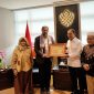 Momen pertemuan antara Menteri Kebudayaan Fadli Zon dengan delegasi kemanusiaan Palestina yang dipimpin Taysir Hamdan Sulaiman di kantor Kemenbud, Jakarta Pusat, Selasa (5/5/2026). Dalam kesempatan tersebut, mereka membahas rencana pembangunan Museum Genosida dan bantuan pendidikan, serta ditutup dengan pertukaran cenderamata. Foto: Ist.