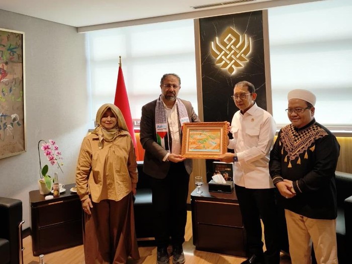 Momen pertemuan antara Menteri Kebudayaan Fadli Zon dengan delegasi kemanusiaan Palestina yang dipimpin Taysir Hamdan Sulaiman di kantor Kemenbud, Jakarta Pusat, Selasa (5/5/2026). Dalam kesempatan tersebut, mereka membahas rencana pembangunan Museum Genosida dan bantuan pendidikan, serta ditutup dengan pertukaran cenderamata. Foto: Ist.