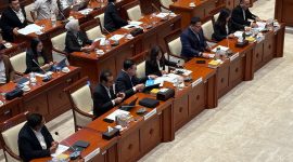 Rapat Kerja Menteri Komunikasi dan Digital Meutya Hafid bersama Komisi I DPR RI di Kompleks Parlemen, Senayan, Jakarta, Senin (18/5/2026).