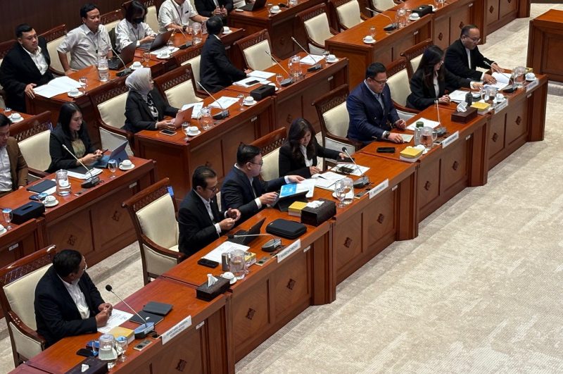 Rapat Kerja Menteri Komunikasi dan Digital Meutya Hafid bersama Komisi I DPR RI di Kompleks Parlemen, Senayan, Jakarta, Senin (18/5/2026).