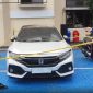 Petugas kepolisian melakukan pemeriksaan dan pengamanan terhadap mobil Honda Civic Turbo warna putih milik Kepala Desa Purwasaba (Kades Hoho) yang dibakar di Kabupaten Banjarnegara. Foto: Ist.
