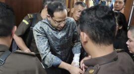 Mantan Mendikbudristek Nadiem Makarim Hadir dengan Infus di tangannya saat menghadiri sidang lanjutan kasus pengadaan laptop Chromebook. Meski masih dalam perawatan medis dan pascaoperasi, ia tetap hadir secara langsung karena permohonan sidang daring tidak dikabulkan. Foto: Ist.