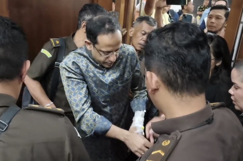 Mantan Mendikbudristek Nadiem Makarim Hadir dengan Infus di tangannya saat menghadiri sidang lanjutan kasus pengadaan laptop Chromebook. Meski masih dalam perawatan medis dan pascaoperasi, ia tetap hadir secara langsung karena permohonan sidang daring tidak dikabulkan. Foto: Ist.