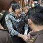 Mantan Mendikbudristek Nadiem Makarim Hadir dengan Infus di tangannya saat menghadiri sidang lanjutan kasus pengadaan laptop Chromebook. Meski masih dalam perawatan medis dan pascaoperasi, ia tetap hadir secara langsung karena permohonan sidang daring tidak dikabulkan. Foto: Ist.