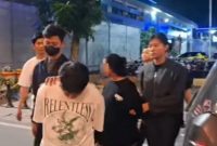 Polisi mengamankan pasangan kekasih yang diduga menyiarkan konten pornografi melalui aplikasi di Medan. Foto: Ist.