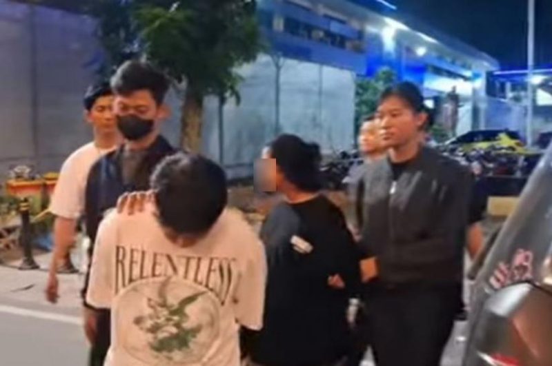 Polisi mengamankan pasangan kekasih yang diduga menyiarkan konten pornografi melalui aplikasi di Medan. Foto: Ist.
