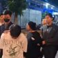 Polisi mengamankan pasangan kekasih yang diduga menyiarkan konten pornografi melalui aplikasi di Medan. Foto: Ist.