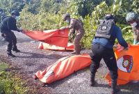 Satgas Damai Cartenz saat mengevakuasi korban pembunuhan pendulang emas di Yahukimo, Papua Pegunungan. Foto: Ist.