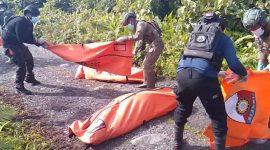 Satgas Damai Cartenz saat mengevakuasi korban pembunuhan pendulang emas di Yahukimo, Papua Pegunungan. Foto: Ist.
