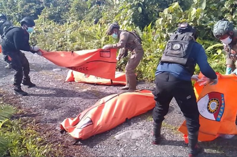 Satgas Damai Cartenz saat mengevakuasi korban pembunuhan pendulang emas di Yahukimo, Papua Pegunungan. Foto: Ist.