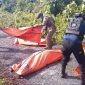 Satgas Damai Cartenz saat mengevakuasi korban pembunuhan pendulang emas di Yahukimo, Papua Pegunungan. Foto: Ist.