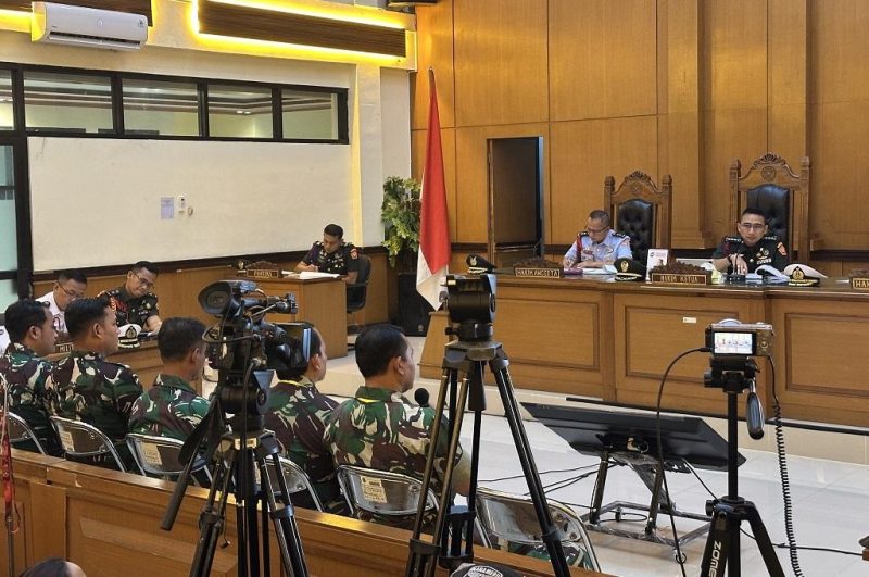 Suasana sidang lanjutan kasus penyiraman air keras terhadap aktivis KontraS, Andrie Yunus, di Pengadilan Militer Jakarta, Rabu (6/5/2026). Majelis hakim kembali memerintahkan agar Andrie dihadirkan sebagai saksi, meskipun diketahui saat ini ia masih menjalani perawatan medis berupa operasi pencangkokan kulit. Foto: Ist.