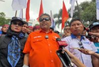 Presiden Konfederasi Serikat Pekerja Indonesia (KSPI) sekaligus Ketua Umum Partai Buruh, Said Iqbal, saat memberikan keterangan pers kepada awak media. Ia menyampaikan tuntutan agar pemerintah merevisi atau mencabut Permenaker Nomor 7 Tahun 2026 yang dinilai melegalkan praktik outsourcing dan merugikan hak-hak pekerja. Foto: Ist.
