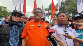 Presiden Konfederasi Serikat Pekerja Indonesia (KSPI) sekaligus Ketua Umum Partai Buruh, Said Iqbal, saat memberikan keterangan pers kepada awak media. Ia menyampaikan tuntutan agar pemerintah merevisi atau mencabut Permenaker Nomor 7 Tahun 2026 yang dinilai melegalkan praktik outsourcing dan merugikan hak-hak pekerja. Foto: Ist.