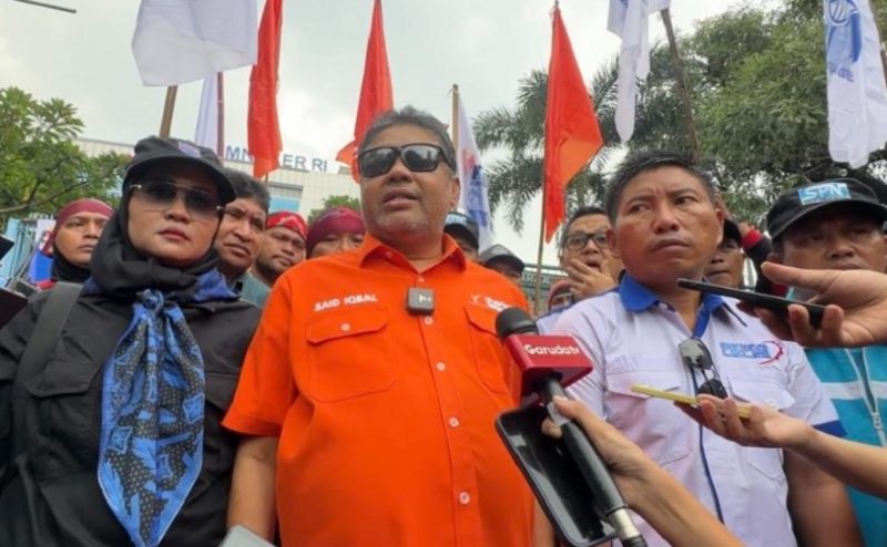 Presiden Konfederasi Serikat Pekerja Indonesia (KSPI) sekaligus Ketua Umum Partai Buruh, Said Iqbal, saat memberikan keterangan pers kepada awak media. Ia menyampaikan tuntutan agar pemerintah merevisi atau mencabut Permenaker Nomor 7 Tahun 2026 yang dinilai melegalkan praktik outsourcing dan merugikan hak-hak pekerja. Foto: Ist.