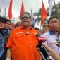 Presiden Konfederasi Serikat Pekerja Indonesia (KSPI) sekaligus Ketua Umum Partai Buruh, Said Iqbal, saat memberikan keterangan pers kepada awak media. Ia menyampaikan tuntutan agar pemerintah merevisi atau mencabut Permenaker Nomor 7 Tahun 2026 yang dinilai melegalkan praktik outsourcing dan merugikan hak-hak pekerja. Foto: Ist.