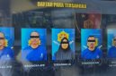 Papan tampilan daftar identitas lima tersangka sindikat penipuan berkedok proyek Koperasi Desa Merah Putih yang dibongkar Satreskrim Polres Boyolali. Kelima pelaku yakni WW, APP, JA, RAJ, dan HW alias Prabu (diduga otak utama) berhasil diamankan di Jakarta Selatan, dengan kerugian korban mencapai Rp1,2 miliar akibat modus dokumen palsu dan janji kerja sama fiktif. Foto: Ist.