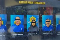 Papan tampilan daftar identitas lima tersangka sindikat penipuan berkedok proyek Koperasi Desa Merah Putih yang dibongkar Satreskrim Polres Boyolali. Kelima pelaku yakni WW, APP, JA, RAJ, dan HW alias Prabu (diduga otak utama) berhasil diamankan di Jakarta Selatan, dengan kerugian korban mencapai Rp1,2 miliar akibat modus dokumen palsu dan janji kerja sama fiktif. Foto: Ist.