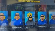 Papan tampilan daftar identitas lima tersangka sindikat penipuan berkedok proyek Koperasi Desa Merah Putih yang dibongkar Satreskrim Polres Boyolali. Kelima pelaku yakni WW, APP, JA, RAJ, dan HW alias Prabu (diduga otak utama) berhasil diamankan di Jakarta Selatan, dengan kerugian korban mencapai Rp1,2 miliar akibat modus dokumen palsu dan janji kerja sama fiktif. Foto: Ist.