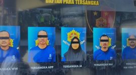 Papan tampilan daftar identitas lima tersangka sindikat penipuan berkedok proyek Koperasi Desa Merah Putih yang dibongkar Satreskrim Polres Boyolali. Kelima pelaku yakni WW, APP, JA, RAJ, dan HW alias Prabu (diduga otak utama) berhasil diamankan di Jakarta Selatan, dengan kerugian korban mencapai Rp1,2 miliar akibat modus dokumen palsu dan janji kerja sama fiktif. Foto: Ist.