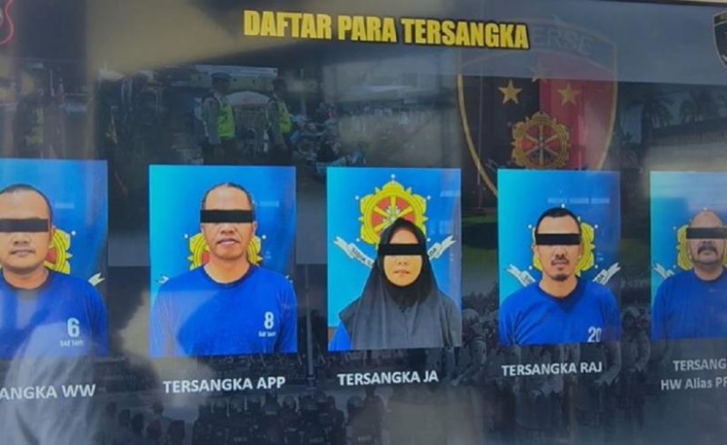 Papan tampilan daftar identitas lima tersangka sindikat penipuan berkedok proyek Koperasi Desa Merah Putih yang dibongkar Satreskrim Polres Boyolali. Kelima pelaku yakni WW, APP, JA, RAJ, dan HW alias Prabu (diduga otak utama) berhasil diamankan di Jakarta Selatan, dengan kerugian korban mencapai Rp1,2 miliar akibat modus dokumen palsu dan janji kerja sama fiktif. Foto: Ist.