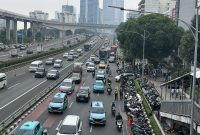 Kondisi lalu lintas di Jalan Gatot Subroto, Jakarta, terlihat padat namun masih bergerak lancar di sejumlah titik, seiring berlangsungnya aksi demonstrasi buruh di depan Gedung Kementerian Ketenagakerjaan (Kemnaker). Di sisi jalan, terlihat massa buruh berkumpul membawa atribut aksi, sementara petugas kepolisian tampak berjaga untuk mengatur arus kendaraan dan menjaga keamanan. Foto: Ist.