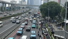 Kondisi lalu lintas di Jalan Gatot Subroto, Jakarta, terlihat padat namun masih bergerak lancar di sejumlah titik, seiring berlangsungnya aksi demonstrasi buruh di depan Gedung Kementerian Ketenagakerjaan (Kemnaker). Di sisi jalan, terlihat massa buruh berkumpul membawa atribut aksi, sementara petugas kepolisian tampak berjaga untuk mengatur arus kendaraan dan menjaga keamanan. Foto: Ist.