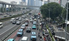 Buruh Gelar Aksi di Depan Kemnaker, Lalu Lintas Gatot Subroto Padat tapi Lancar