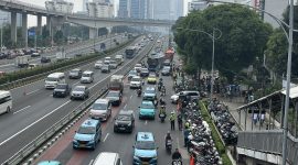 Kondisi lalu lintas di Jalan Gatot Subroto, Jakarta, terlihat padat namun masih bergerak lancar di sejumlah titik, seiring berlangsungnya aksi demonstrasi buruh di depan Gedung Kementerian Ketenagakerjaan (Kemnaker). Di sisi jalan, terlihat massa buruh berkumpul membawa atribut aksi, sementara petugas kepolisian tampak berjaga untuk mengatur arus kendaraan dan menjaga keamanan. Foto: Ist.