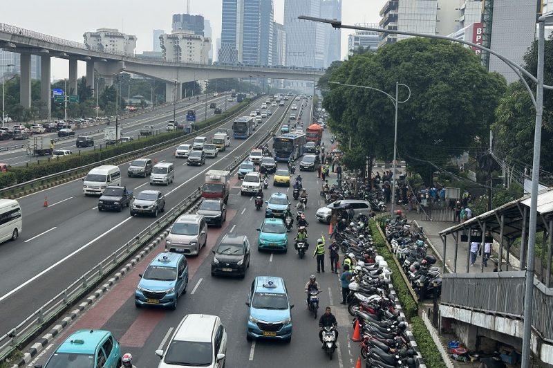 Kondisi lalu lintas di Jalan Gatot Subroto, Jakarta, terlihat padat namun masih bergerak lancar di sejumlah titik, seiring berlangsungnya aksi demonstrasi buruh di depan Gedung Kementerian Ketenagakerjaan (Kemnaker). Di sisi jalan, terlihat massa buruh berkumpul membawa atribut aksi, sementara petugas kepolisian tampak berjaga untuk mengatur arus kendaraan dan menjaga keamanan. Foto: Ist.