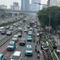 Kondisi lalu lintas di Jalan Gatot Subroto, Jakarta, terlihat padat namun masih bergerak lancar di sejumlah titik, seiring berlangsungnya aksi demonstrasi buruh di depan Gedung Kementerian Ketenagakerjaan (Kemnaker). Di sisi jalan, terlihat massa buruh berkumpul membawa atribut aksi, sementara petugas kepolisian tampak berjaga untuk mengatur arus kendaraan dan menjaga keamanan. Foto: Ist.