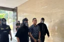 Bripka Dedy Wiratama (tengah), anggota Brimob yang berperan sebagai pengawas atau 