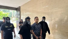 Bripka Dedy Wiratama (tengah), anggota Brimob yang berperan sebagai pengawas atau 