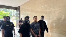 Bripka Dedy Wiratama (tengah), anggota Brimob yang berperan sebagai pengawas atau 