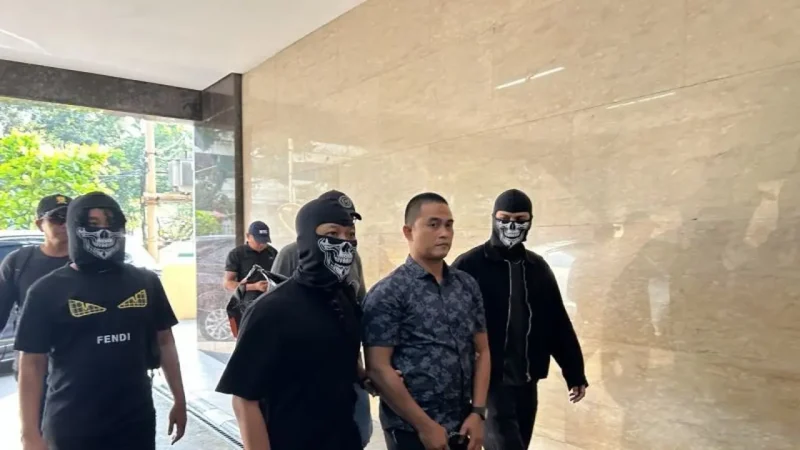 Bripka Dedy Wiratama (tengah), anggota Brimob yang berperan sebagai pengawas atau 
