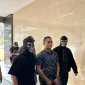 Bripka Dedy Wiratama (tengah), anggota Brimob yang berperan sebagai pengawas atau 