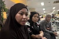 Monica, salah seorang calon jemaah Hanania Travel yang gagal berangkat umrah karena diduga pemilik travel bawa kabur uang jemaah. Foto: Ist.