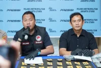 Kasat Reserse Narkoba Polres Metro Jakarta Utara, AKBP Ari Galang Saputra (tengah), memberikan keterangan pers terkait pengungkapan kasus peredaran vape berisi zat etomidate di kawasan Alexa Suites and Lounge, Penjaringan, Jakarta Utara, Sabtu (6/6/2026). Foto: Ist.