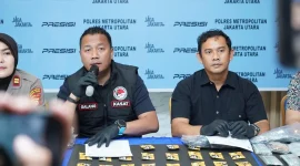 Kasat Reserse Narkoba Polres Metro Jakarta Utara, AKBP Ari Galang Saputra (tengah), memberikan keterangan pers terkait pengungkapan kasus peredaran vape berisi zat etomidate di kawasan Alexa Suites and Lounge, Penjaringan, Jakarta Utara, Sabtu (6/6/2026). Foto: Ist.