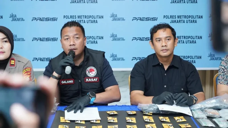 Kasat Reserse Narkoba Polres Metro Jakarta Utara, AKBP Ari Galang Saputra (tengah), memberikan keterangan pers terkait pengungkapan kasus peredaran vape berisi zat etomidate di kawasan Alexa Suites and Lounge, Penjaringan, Jakarta Utara, Sabtu (6/6/2026). Foto: Ist.